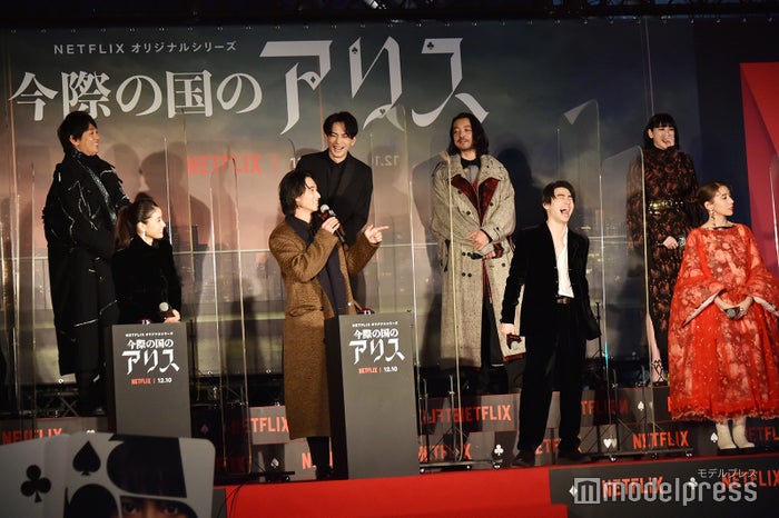 山崎賢人&土屋太鳳ら、渋谷に豪華集結 斬新なクリスマスツリーに驚き<今際の国のアリス>