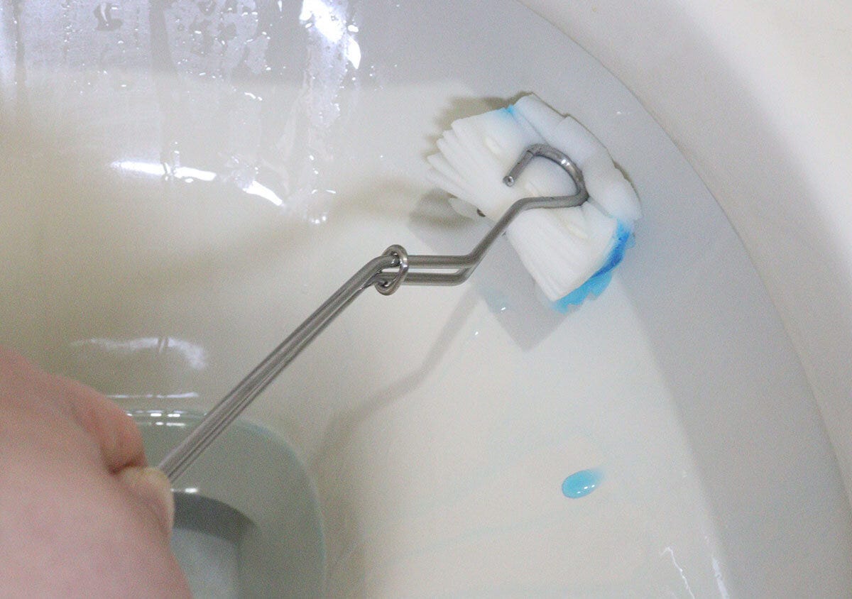 ダイソーの流せるトイレブラシ（ハンドル＋つけ替えブラシ2個）で洗浄する