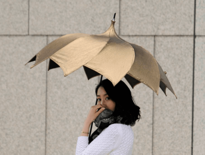 雨の日も視線を独り占め 誰もが振り返るフォルムがお洒落な傘特集 モデルプレス 雨の日も視線を独り占め 誰もが振り返るフォルムがお洒落な傘特集 モデルプレス