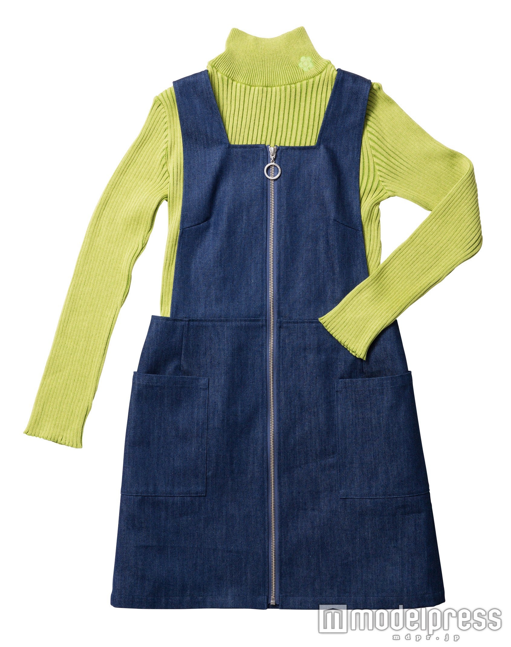 「プレーティングリブプルオーバー」11,880円（税込）、「ピナフォアデニムワンピース」19,440円（税込）