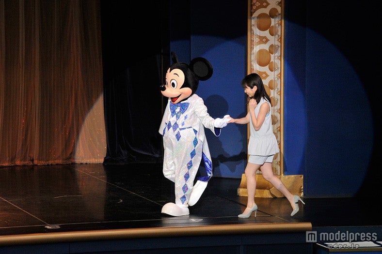 志田未来、ミッキーに手を引かれて登場／（C）2015 Disney Enterprise，inc．All Rights Reserved．