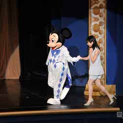 志田未来、ミッキーに手を引かれて登場／（C）2015 Disney Enterprise，inc．All Rights Reserved．
