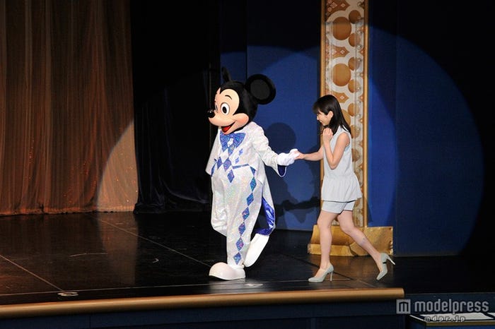 志田未来、ミッキーに手を引かれて登場/(C)2015 Disney Enterprise,inc.All Rights Reserved.
