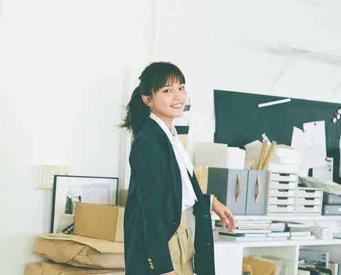 川口春奈、爽やかで愛らしい!“失敗しない”仕事服をレクチャー