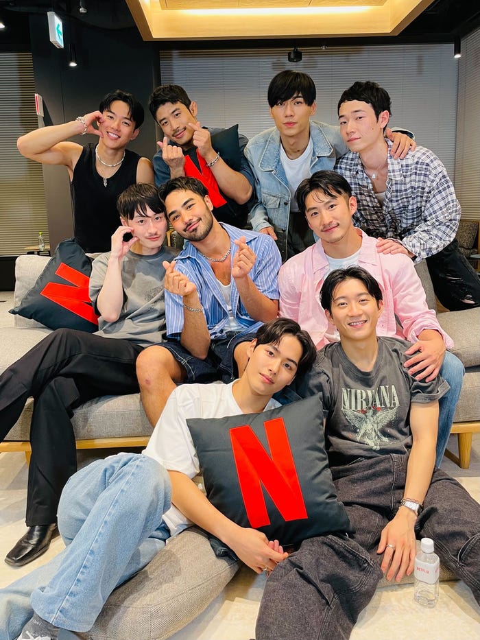 (後列左から)カズト、ユーサク、イクオ、リョウタ(中列左から)ゲンセイ、アラン、テホン(前列左から)シュン、ダイ/モデルプレス独占オフショット(提供写真)