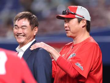 広島・新井監督が肩モミモミ→岩瀬氏がニコニコ 同期入団＆同年引退の名球会レジェンドが仲良く交流