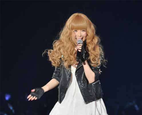 益若つばさ、ミニワンピで「TGC」登場 新曲熱唱