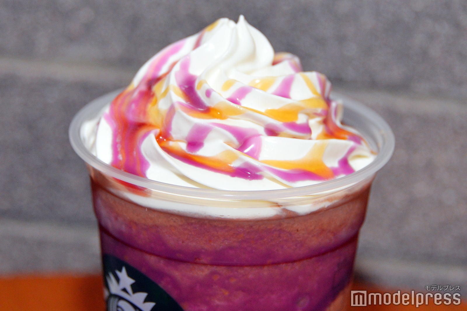 トリート with トリック フラペチーノ（C）モデルプレス