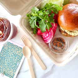 シュリンプバーガー - ハラペーニョマヨネーズとコチュジャンソース、レタスとラディッシュのサラダ/画像提供:bills japan