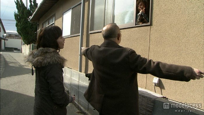 窓から顔を出して戸田恵梨香(左)と笑福亭鶴瓶(中)と会話する女性/「鶴瓶の家族に乾杯『戸田恵梨香 福岡県宗像市』」前編より(C)NHK