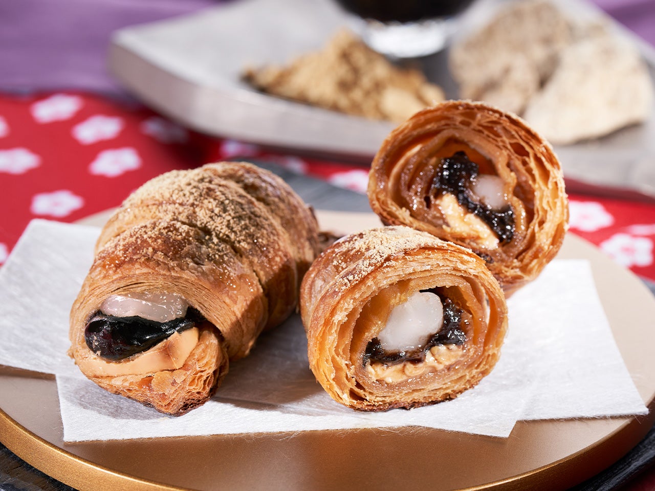 プレミアムチョコクロ　桔梗信玄餅 ～黒糖入り生地＆黒みつきな粉もち～／提供画像