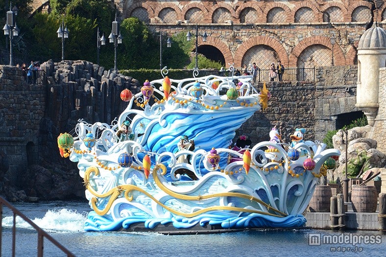 「カラフルホリデー・グリーティング」船に乗って登場