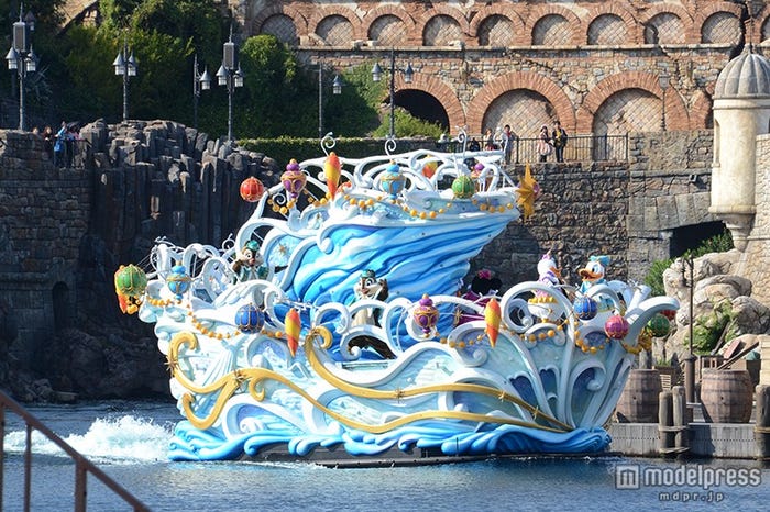 「カラフルホリデー・グリーティング」船に乗って登場