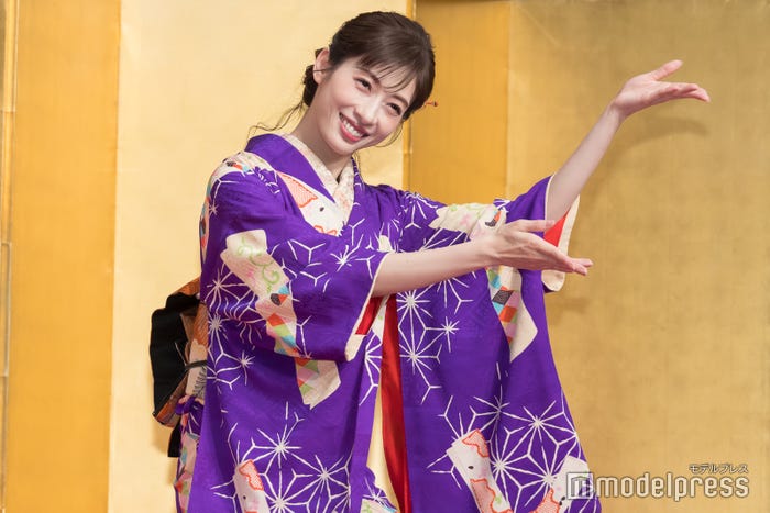 山崎育三郎からの無茶振りで舞踊を披露する明日海りお(C)モデルプレス