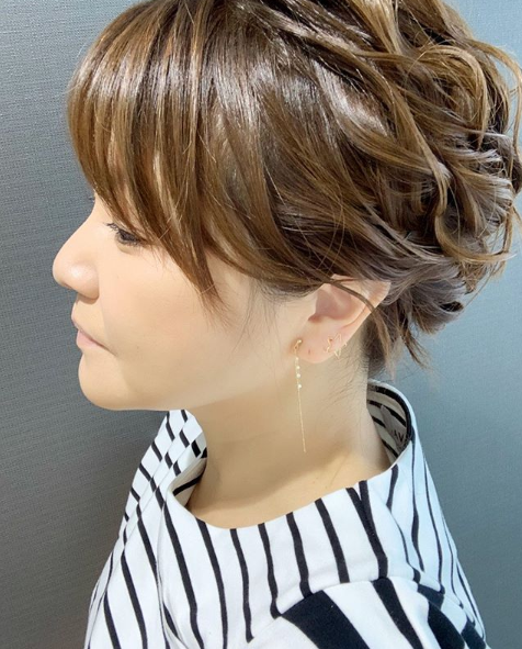 中澤裕子 ヘアアレンジ 横顔shot に モー娘 の時みたい 若返ってる の声 モデルプレス