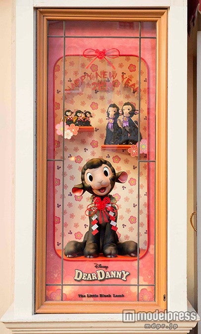 「グランドエンポーリアム」のショーウィンドウに登場したダニー（C）Disney