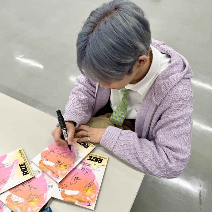 RIIZE「Mステ」共演者へ自己紹介代わりの“贈り物” ショウタロウがメッセージ書き込む＜密着レポートPart2＞