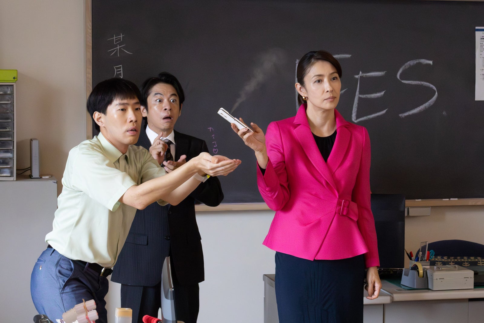 （左から）坂口涼太郎、永野宗典、水野美紀「ビリオン×スクール」第9話より（C）フジテレビ