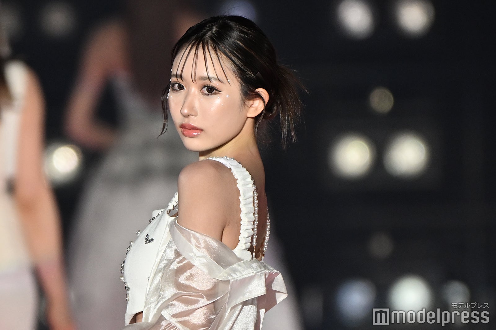 伊藤桃々、ノースリーブ姿で美肩＆デコルテ輝く【関西コレクション 2024 S／S】