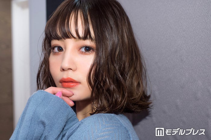 NANAMI、純白ドレスで美デコルテ大胆披露 ウェディングショットに反響