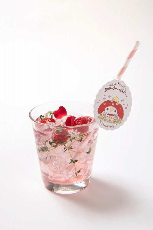 さくらの香るハーブソーダ702円（税込）（C）2015，2017 SANRIO CO．，LTD．