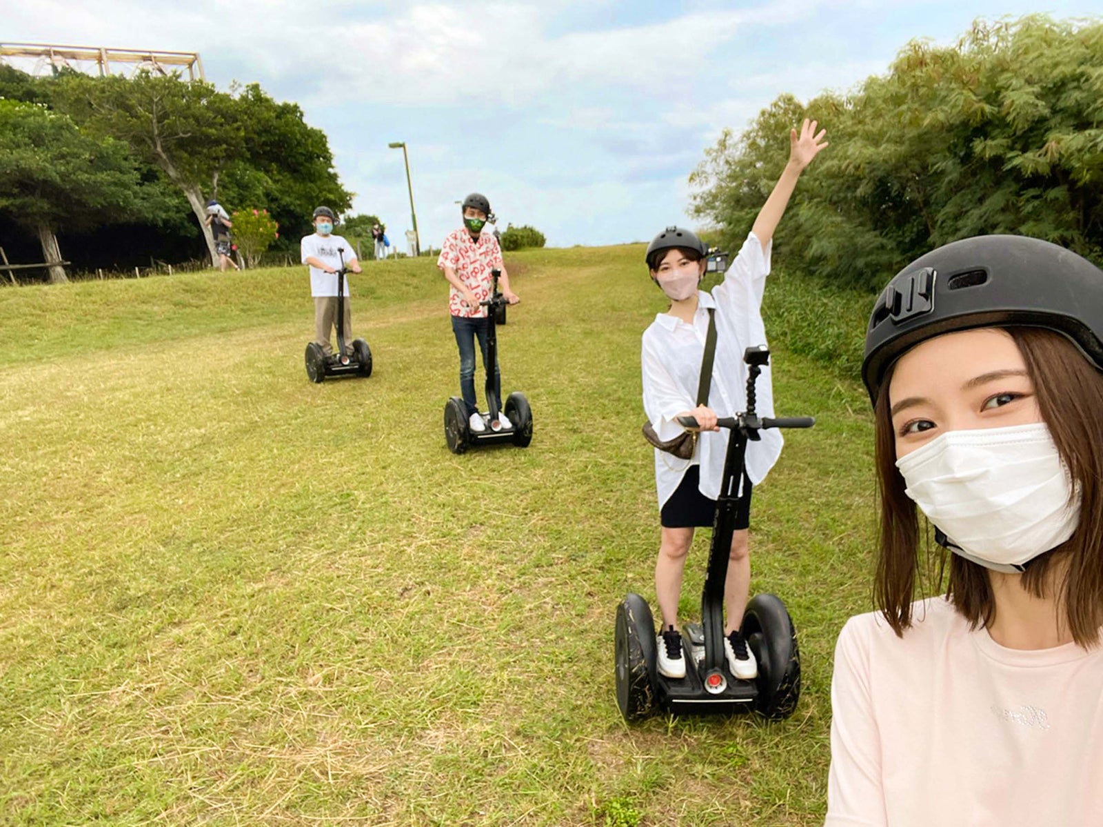 （手前から）朝日奈緒、小嶋陽菜、田中卓志、山崎弘也 （C）フジテレビ