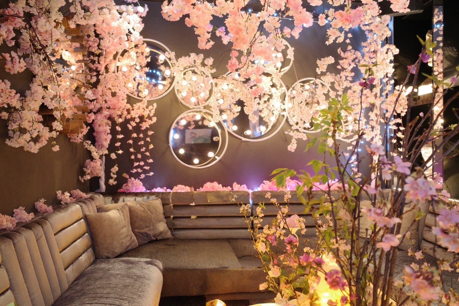 「お花見」をテーマにした華やかな店内（提供写真）