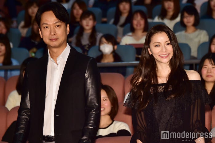 ドラマ「嫌われる勇気」完成披露舞台挨拶の模様(左から)椎名桔平、香里奈(C)モデルプレス