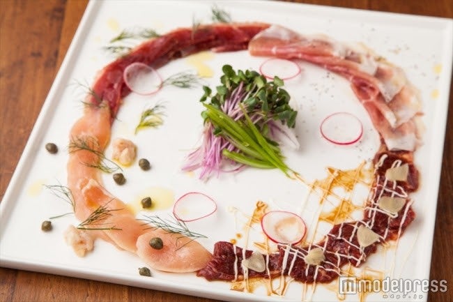 4種のMEATクワトロカルパッチョ1,790円／画像提供：ダイヤモンドダイニング