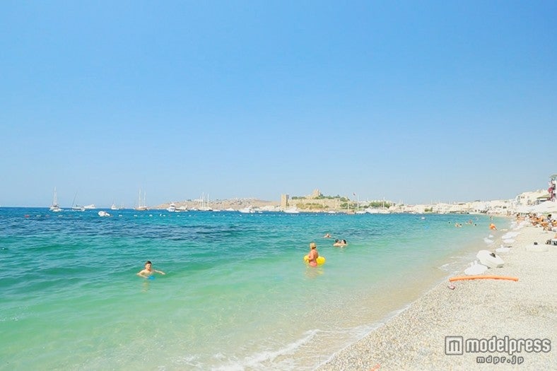 ボドルムビーチ／カフェで飲み物を一杯注文すると、店のビーチベッドをレンタル代なしで借りられる。／画像提供：TBS