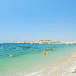 ボドルムビーチ/カフェで飲み物を一杯注文すると、店のビーチベッドをレンタル代なしで借りられる。/画像提供:TBS