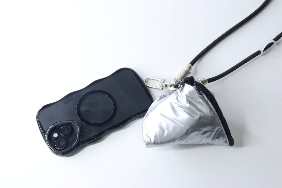 黒いスマホケースとフックで繋がれたシルバーの三角ポーチ