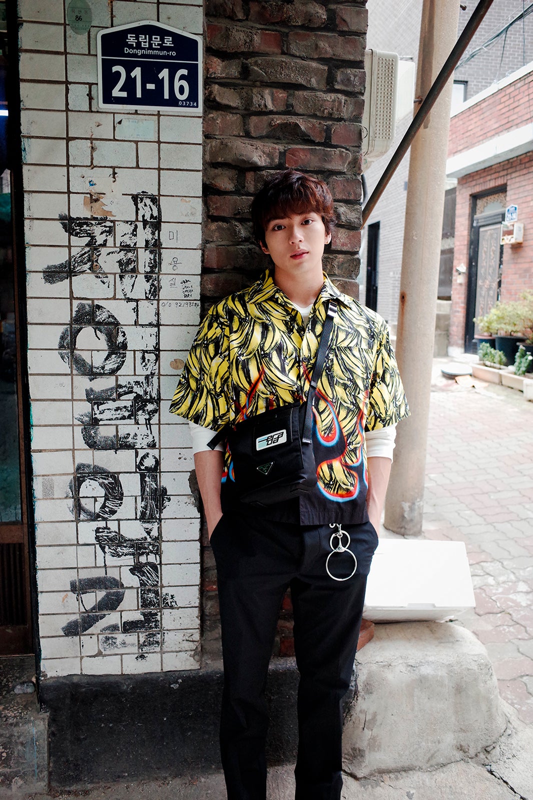  新田真剣佑「UP THE ROAD」（撮影：桑島智輝）幻冬舎