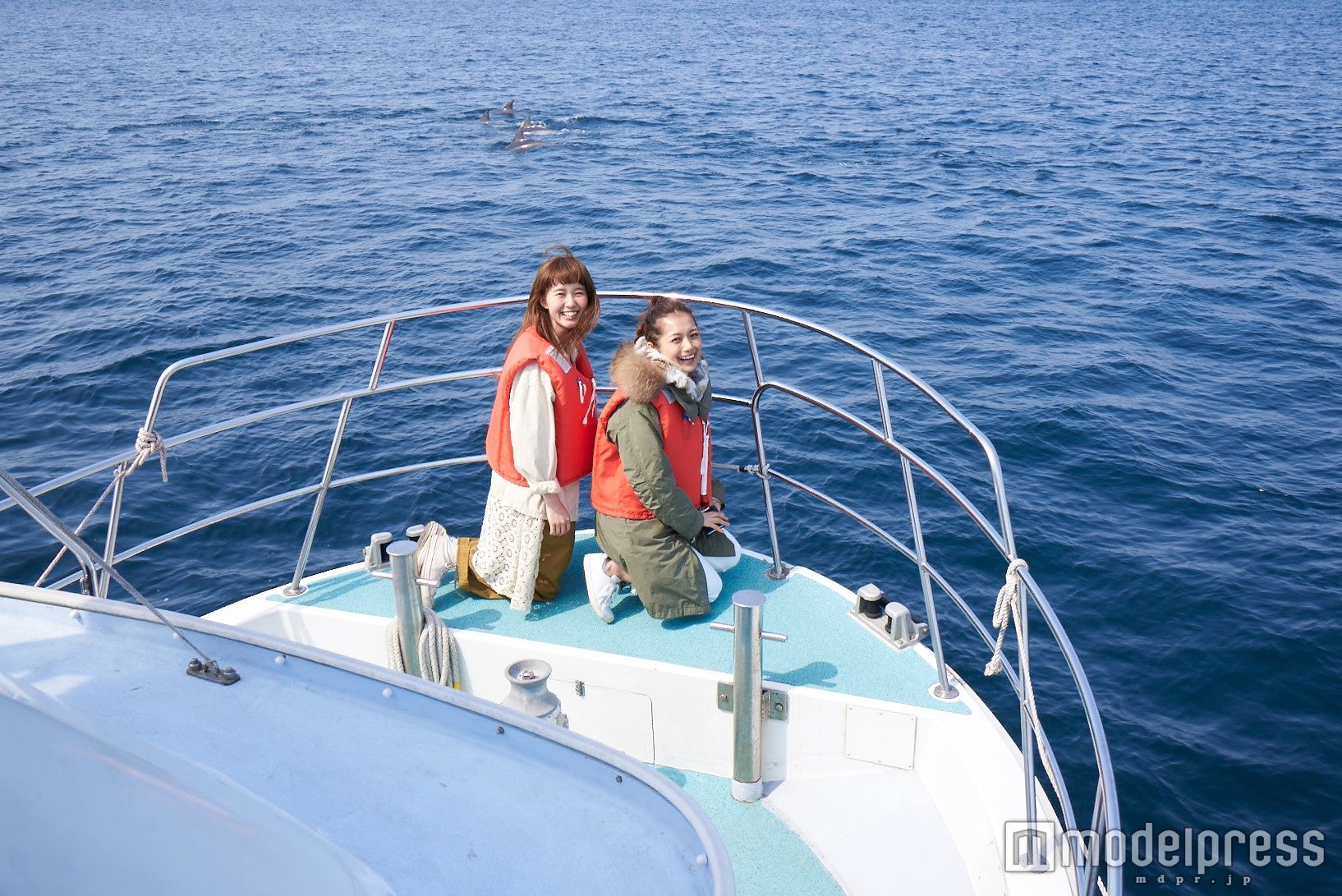 青い空と海、そしてイルカの群れを一度に楽しめるイルカウォッチングツアー／（写真左から）柴田紗希、武智志穂