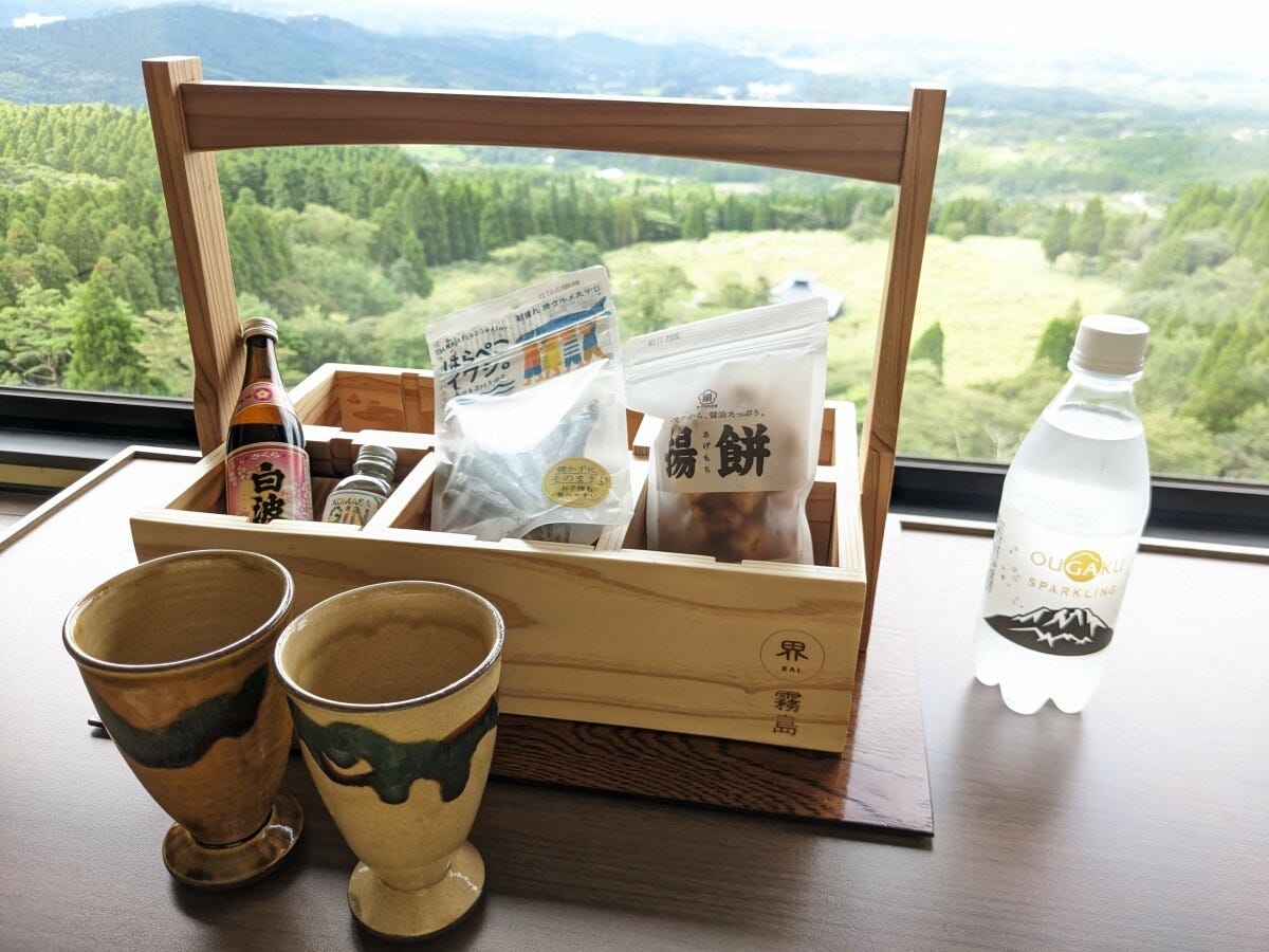 ツアー特典の「もじょか焼酎」。もじょかとは鹿児島県で「かわいい」の意。ミニボトルの焼酎とおつまみがセットになっている