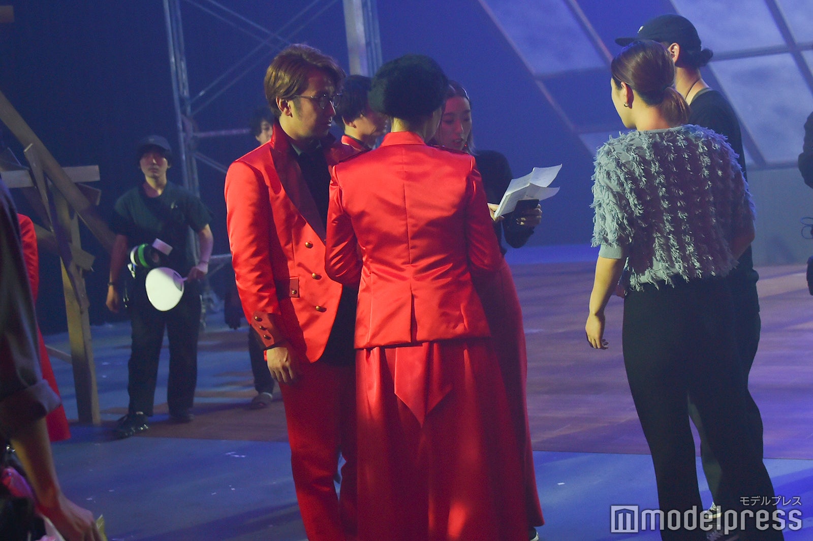 振りを確認するメンバー／吉本坂46RED「君の唇を離さない」MV撮影風景（C）モデルプレス