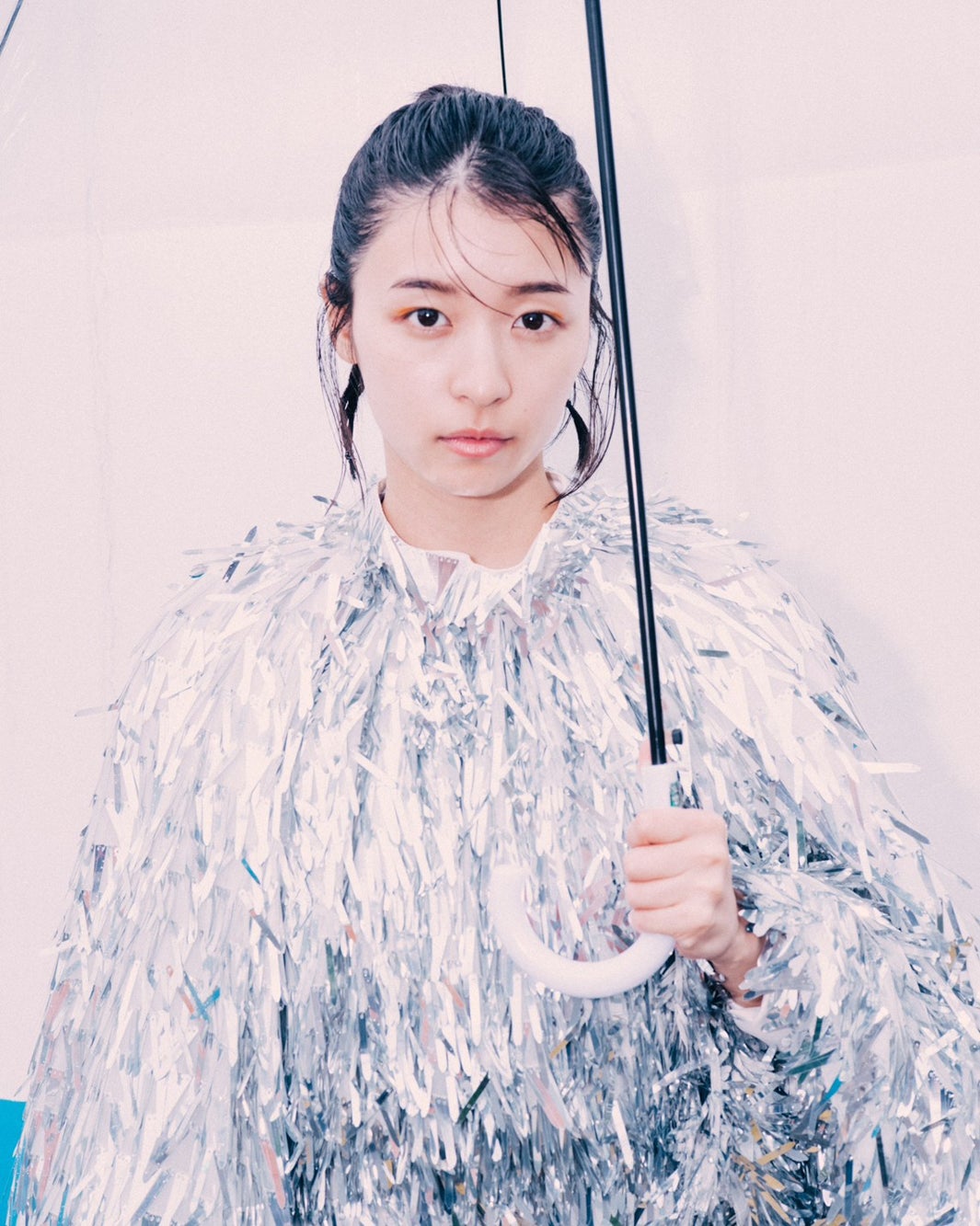 鳴海唯／撮影：林響太郎、衣装：Viviano（問い合わせ先：info@vivianostudio.com）