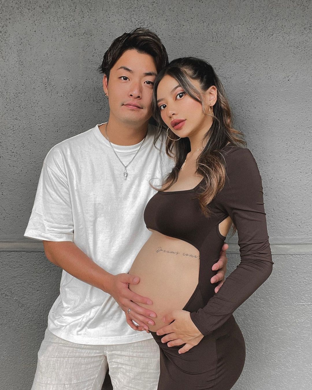 モデル・ヴィエンナ、第1子妊娠発表「癖強すぎ」「面白くて最高」夫とのキスショットと並ぶ衝撃のマタニティフォトが話題