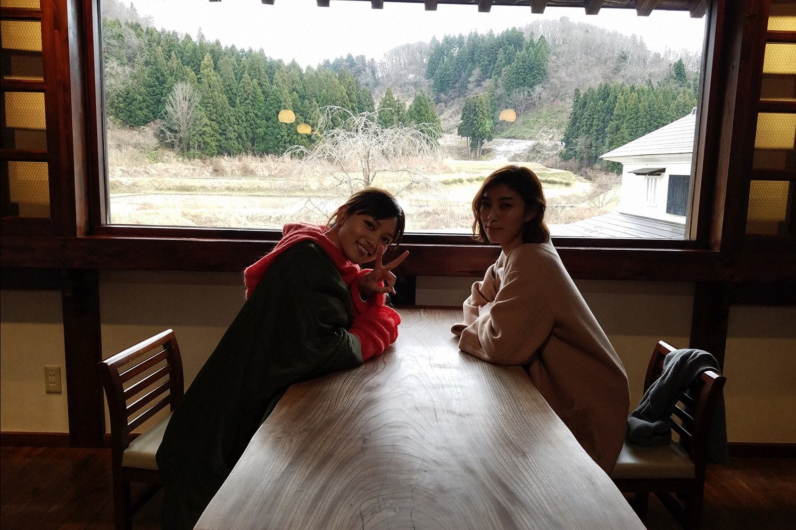 （左から）川口春奈、岡本あずさ／画像提供：TBS