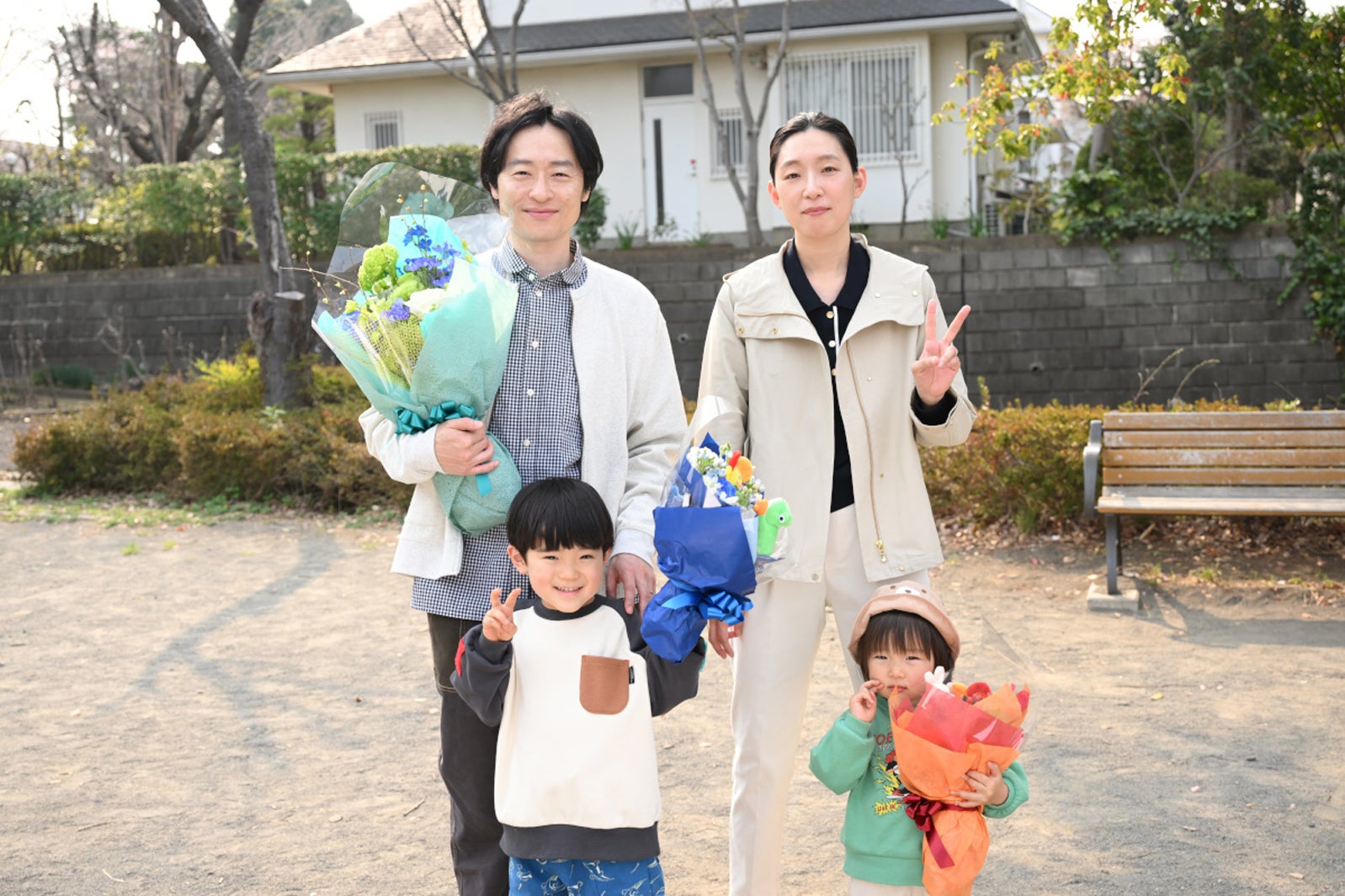 （左から時計回りに）川西賢志郎、江口のりこ、吉玉帆花、寿昌磨（C）TBS