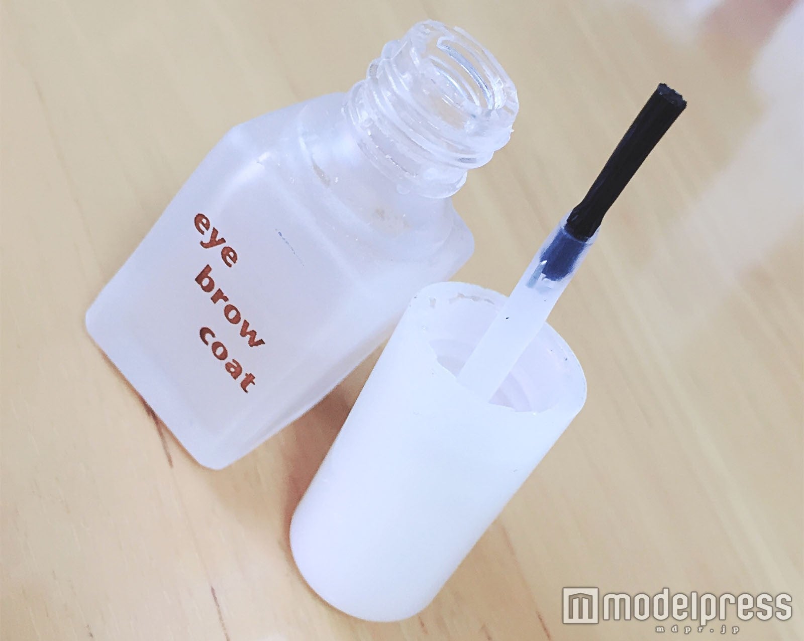 刷毛でサッとひと塗りで眉メイクをキープ／写真：onoaki（C）モデルプレス