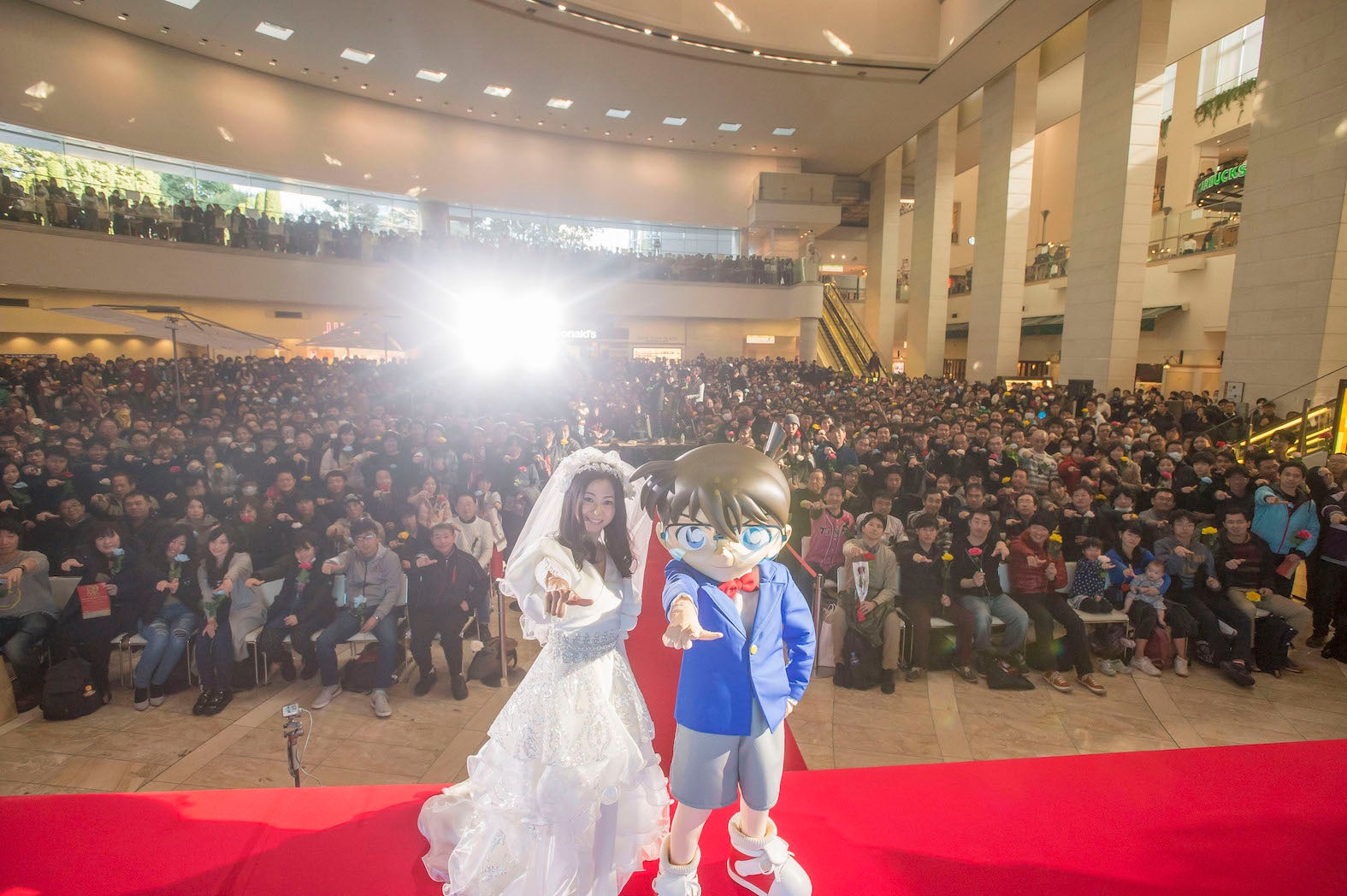 倉木麻衣、コナンくん （C）️青山剛昌／小学館・読売テレビ・TMS 1996