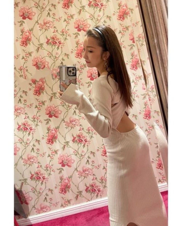 板野友美、美背中披露 愛娘とのデートショットに「理想のママ」と反響