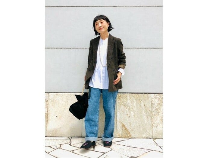 きれいめにもカジュアルにも着られるプチプラブラウスは重宝間違いなし　出典：StyleHint