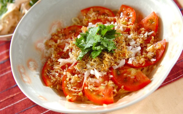 カリカリ食感が美味しいアクセント、トマトとジャコの「冷やし中華」