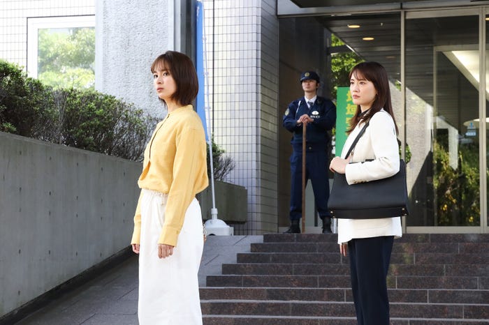 関水渚、綾瀬はるか/「元彼の遺言状」第5話より(C)フジテレビ