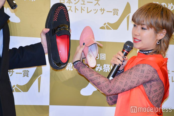 JOYとIMALUのシューズの大きさの違いがすごい (C)モデルプレス