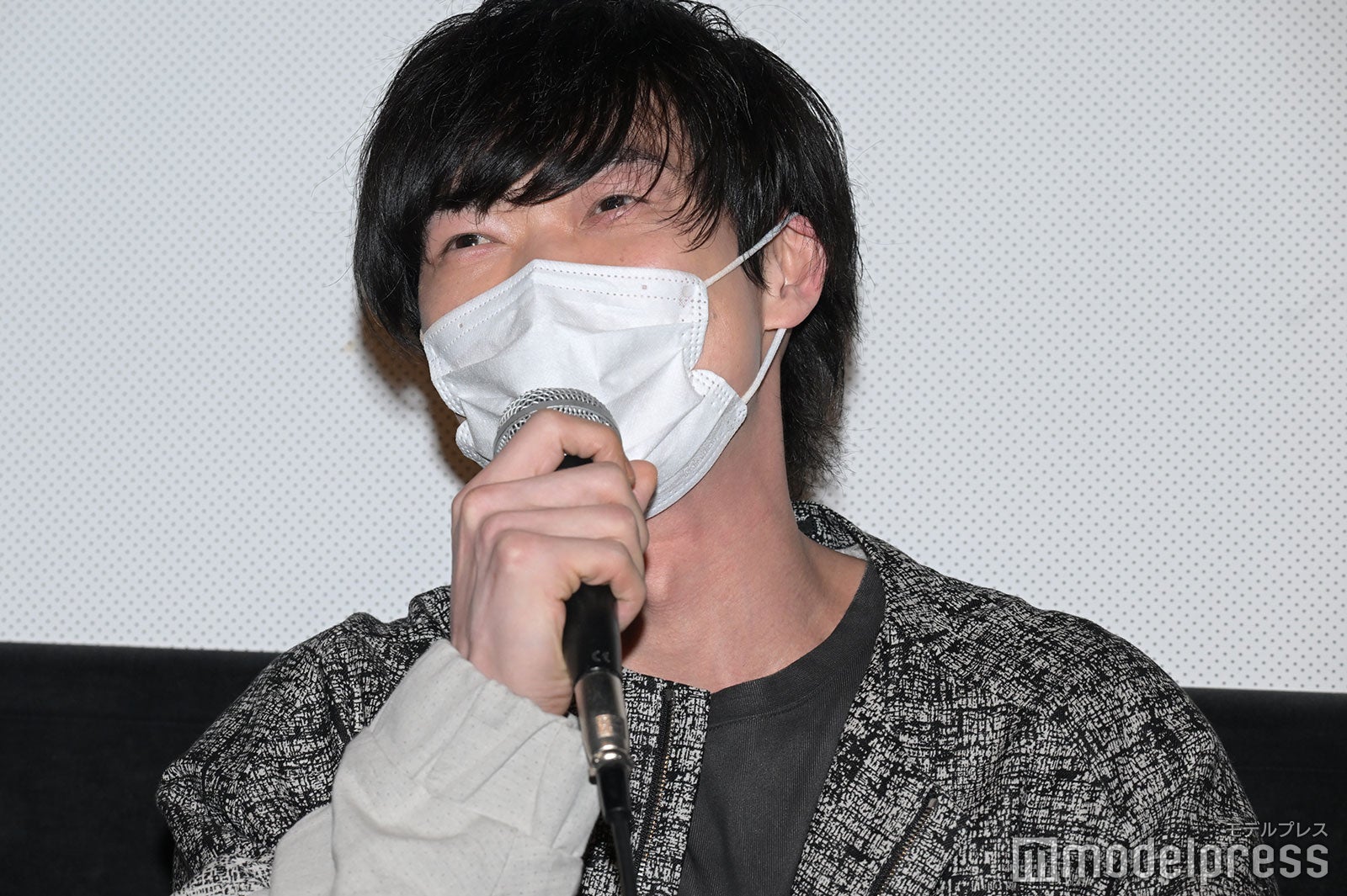 阿部からツッコまれ照れ笑いの笠松将（C）モデルプレス