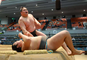 “史上最強の新弟子”旭富士が無傷14連勝で決定戦に、惜敗の対戦相手「ものにできなかった」