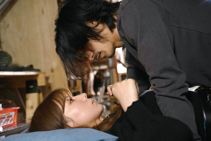 (上から)錦戸亮、仲里依紗/Netflix シリーズ「離婚しようよ」(Netflixにて独占配信中)